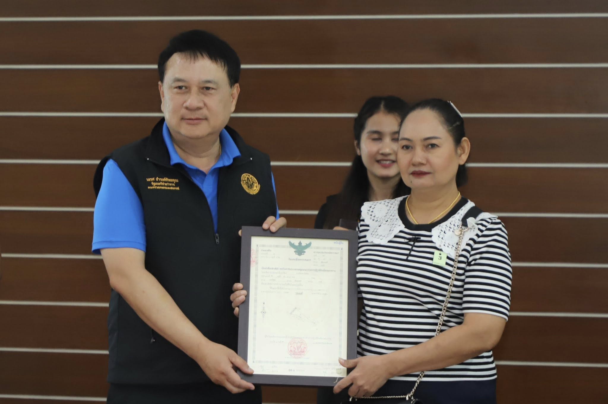 title - รมช.เกษตรฯ มอบโฉนดเพื่อการเกษตร โฉนดต้นไม้ ยกระดับที่ดินทำกินในกระบี่ หนุนเกษตรกรเข้าถึงแหล่งทุน